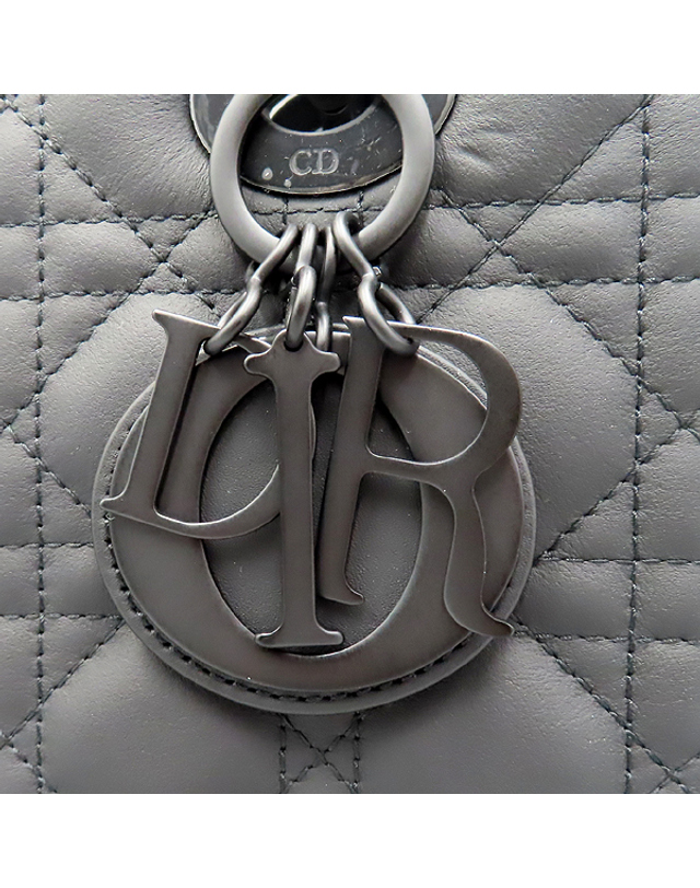 디올 [중고명품] [중고]고이비토 디올 M0565SLOI 블랙 까나쥬 매트 레더 Lady Dior 레이디 디올 미디엄 토트백 + 숄더스트랩 2WAY K4700CD 착용컷