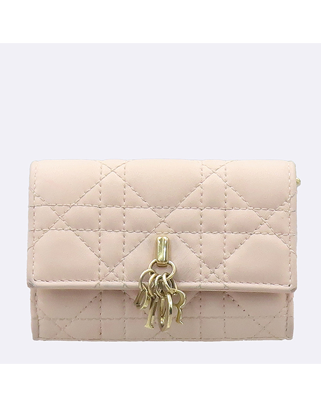 디올 [중고명품] [중고]고이비토 디올 S0966ONMJ 파우더 핑크 컬러 까나쥬 램스킨 My Dior Glycine (마이 디올 글라이신) 미니 지갑 K4793CD 착용컷
