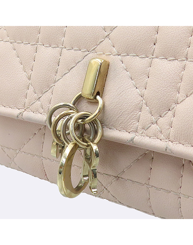 디올 [중고명품] [중고]고이비토 디올 S0966ONMJ 파우더 핑크 컬러 까나쥬 램스킨 My Dior Glycine (마이 디올 글라이신) 미니 지갑 K4793CD 착용컷