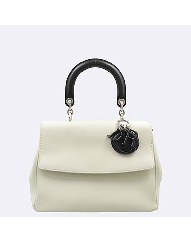 [중고]고이비토 디올 M0981 화이트 레더 블랙 로고 참 장식 BE DIOR(비 디올) 토트백 K5100CD