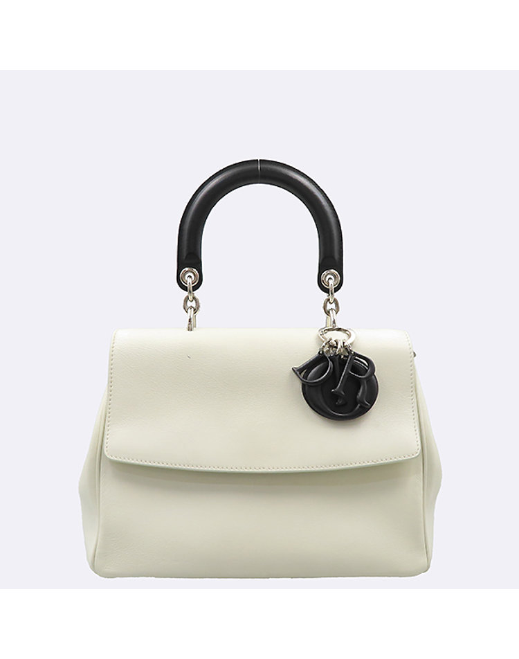 [중고]고이비토 디올 M0981 화이트 레더 블랙 로고 참 장식 BE DIOR(비 디올) 토트백 K5100CD
