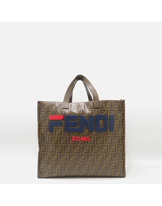 펜디 [중고명품] [중고]고이비토 펜디 8BH357 브라운 컬러 주카 로고 FILA(휠라) 콜라보 버티코 글레이즈드 테크니컬 패브릭 토트백 K4210FD 착용컷