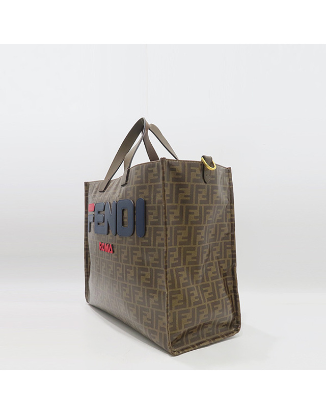 펜디 [중고명품] [중고]고이비토 펜디 8BH357 브라운 컬러 주카 로고 FILA(휠라) 콜라보 버티코 글레이즈드 테크니컬 패브릭 토트백 K4210FD 착용컷
