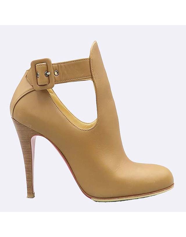 크리스찬 루부탱 [중고명품] [중고]스미스마켓 크리스찬 루부탱 카멜컬러 레더 버클 디테일 앵클 펌프스 여성용구두 K0428CTL 착용컷