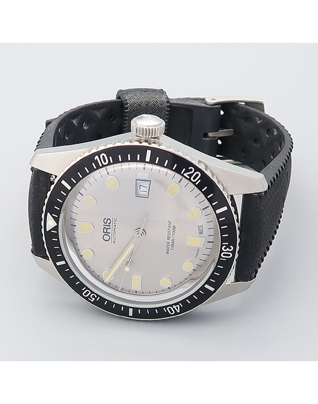 오리스 [중고명품] [중고]고이비토 오리스 7720 다이버스 식스티 파이브 42MM 실버 다이얼 오토매틱 러버밴드 남성용 시계 K0200OR 착용컷