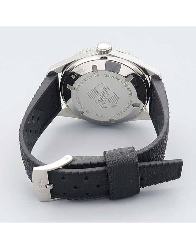 오리스 [중고명품] [중고]고이비토 오리스 7720 다이버스 식스티 파이브 42MM 실버 다이얼 오토매틱 러버밴드 남성용 시계 K0200OR 착용컷
