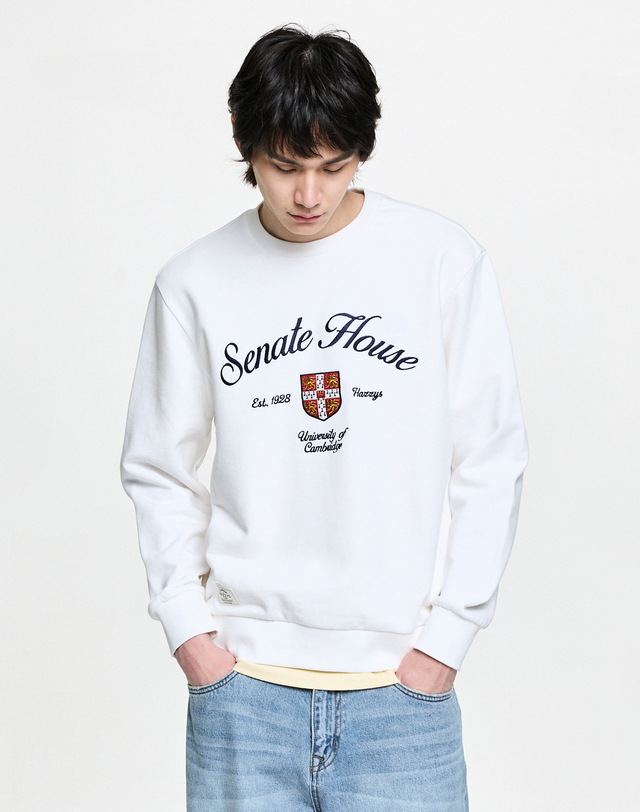 캠브리지 유니버시티 [HAZZYS X CAMBRIDGE] 화이트 로고자수 면 맨투맨티셔츠 흰색 착용컷