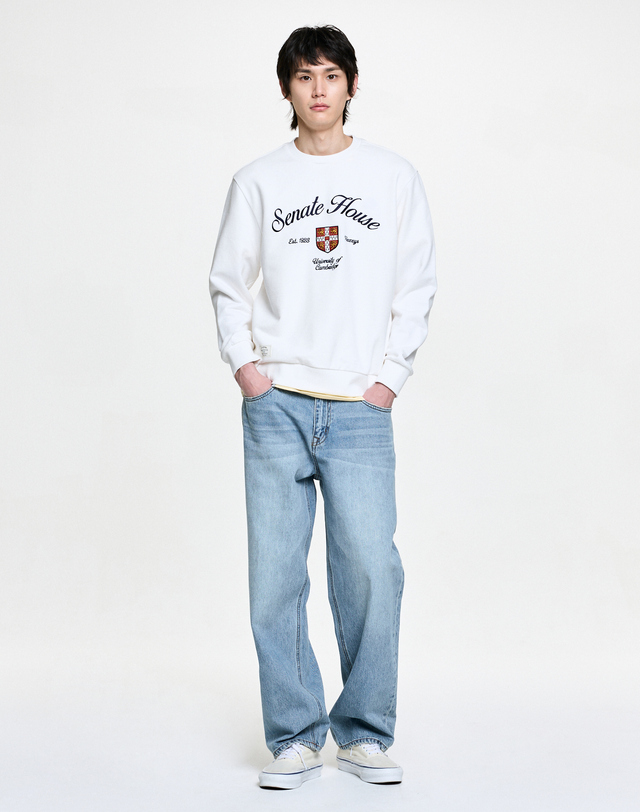 캠브리지 유니버시티 [HAZZYS X CAMBRIDGE] 화이트 로고자수 면 맨투맨티셔츠 흰색 착용컷