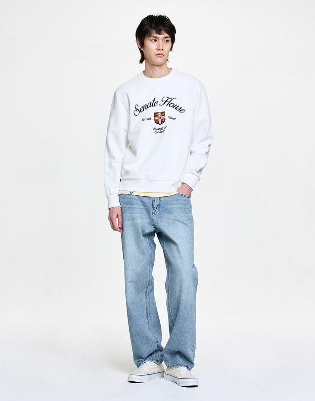 캠브리지 유니버시티 [HAZZYS X CAMBRIDGE] 화이트 로고자수 면 맨투맨티셔츠 흰색 착용컷