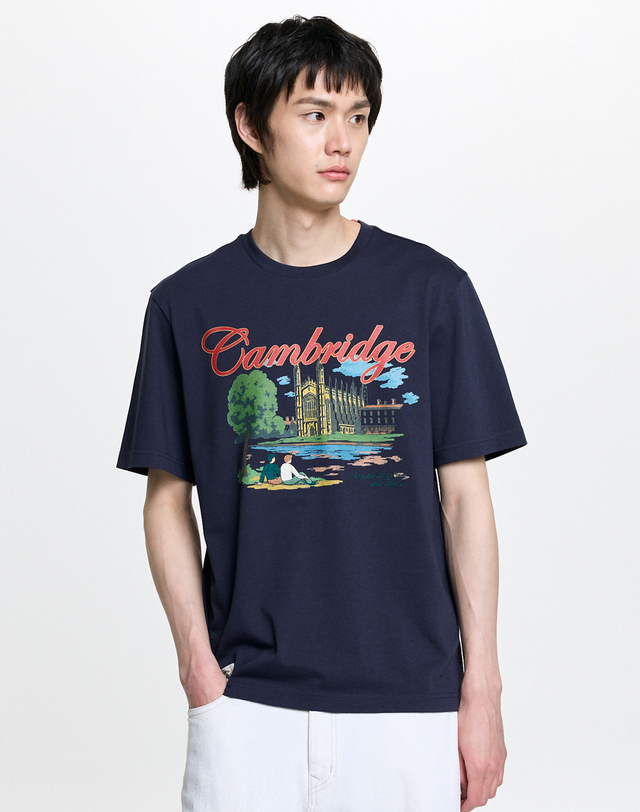 캠브리지 유니버시티 [HAZZYS X CAMBRIDGE] 네이비 로고자수 면 반팔티셔츠 착용컷