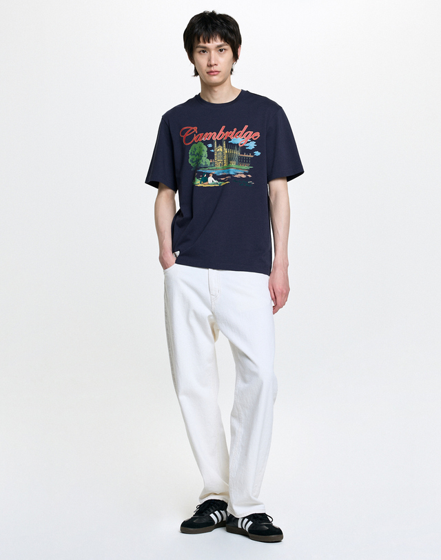 캠브리지 유니버시티 [HAZZYS X CAMBRIDGE] 네이비 로고자수 면 반팔티셔츠 착용컷