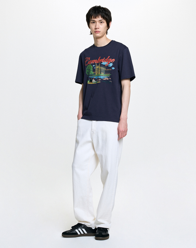캠브리지 유니버시티 [HAZZYS X CAMBRIDGE] 네이비 로고자수 면 반팔티셔츠 착용컷