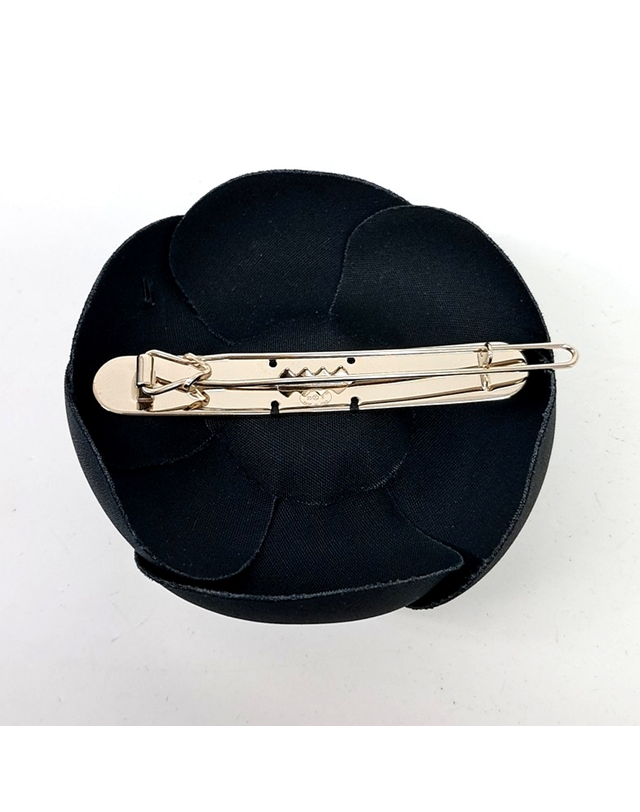 샤넬 [중고명품] [구구스]중고명품 샤넬 까멜리아 헤어핀 (NO 10514655) 멀티컬러 착용컷