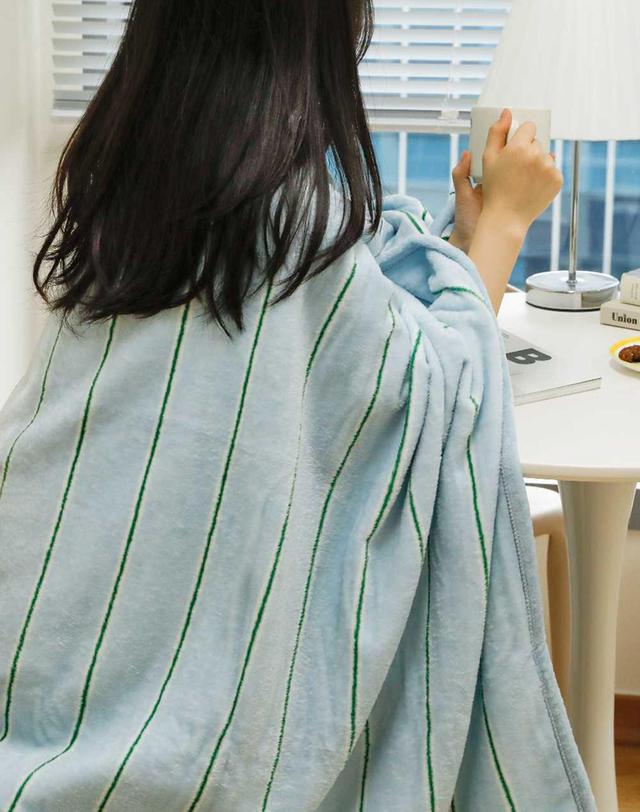 아망떼 아망떼 허그미 플란넬 겨울 담요 착용컷