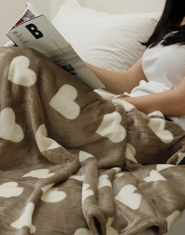 아망떼 아망떼 허그미 플란넬 겨울 담요 착용컷