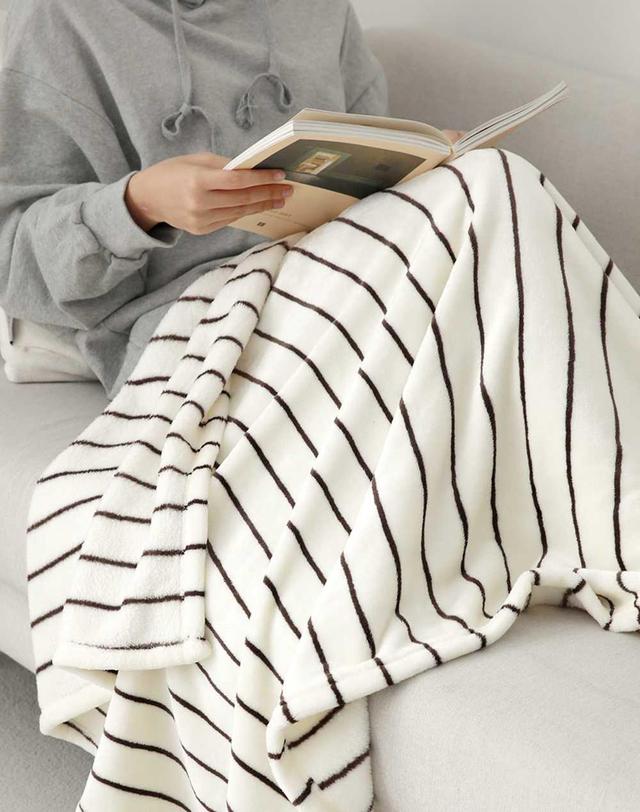 아망떼 아망떼 허그미 플란넬 겨울 담요 착용컷
