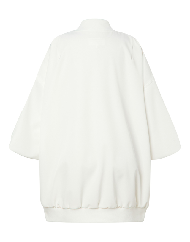 라움 여성 [클리어런스][MM6 MAISON MARGIELA] 화이트 단색 긴팔캐주얼점퍼 흰색 착용컷
