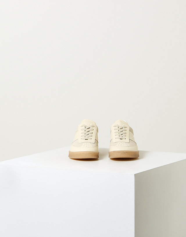 라움 여성 [MM6 MAISON MARGIELA 메종마르지엘라] 베이지 소재배색 양가죽 스니커즈 밝은 베이지 착용컷