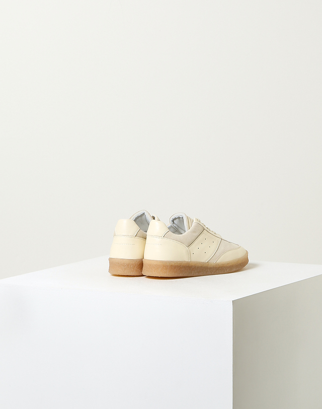 라움 여성 [MM6 MAISON MARGIELA 메종마르지엘라] 베이지 소재배색 양가죽 스니커즈 밝은 베이지 착용컷