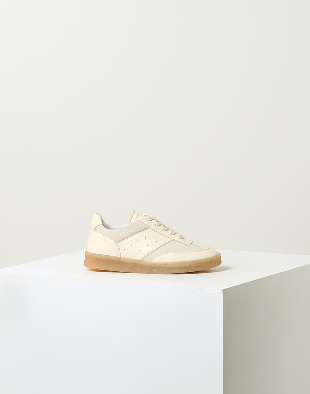 라움 여성 [MM6 MAISON MARGIELA 메종마르지엘라] 베이지 소재배색 양가죽 스니커즈 밝은 베이지 착용컷
