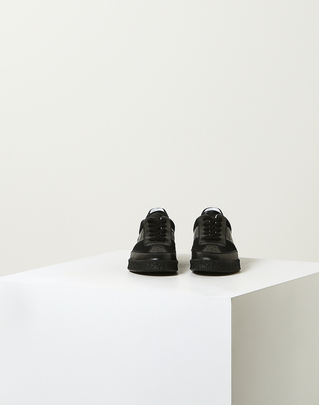 라움 여성 [MM6 MAISON MARGIELA 메종마르지엘라] 블랙 소재배색 양가죽 스니커즈 착용컷
