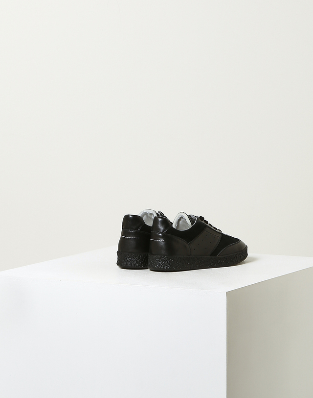라움 여성 [MM6 MAISON MARGIELA 메종마르지엘라] 블랙 소재배색 양가죽 스니커즈 착용컷