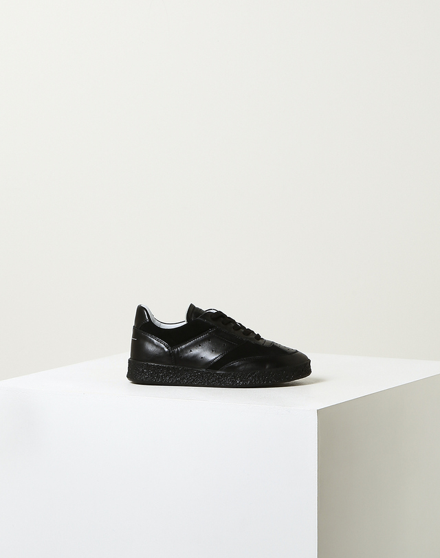 라움 여성 [MM6 MAISON MARGIELA 메종마르지엘라] 블랙 소재배색 양가죽 스니커즈 착용컷