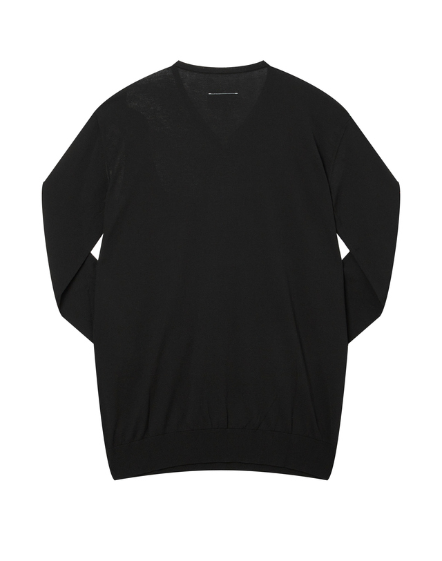 라움 여성 [MM6 MAISON MARGIELA] 블랙 단색 니트 착용컷