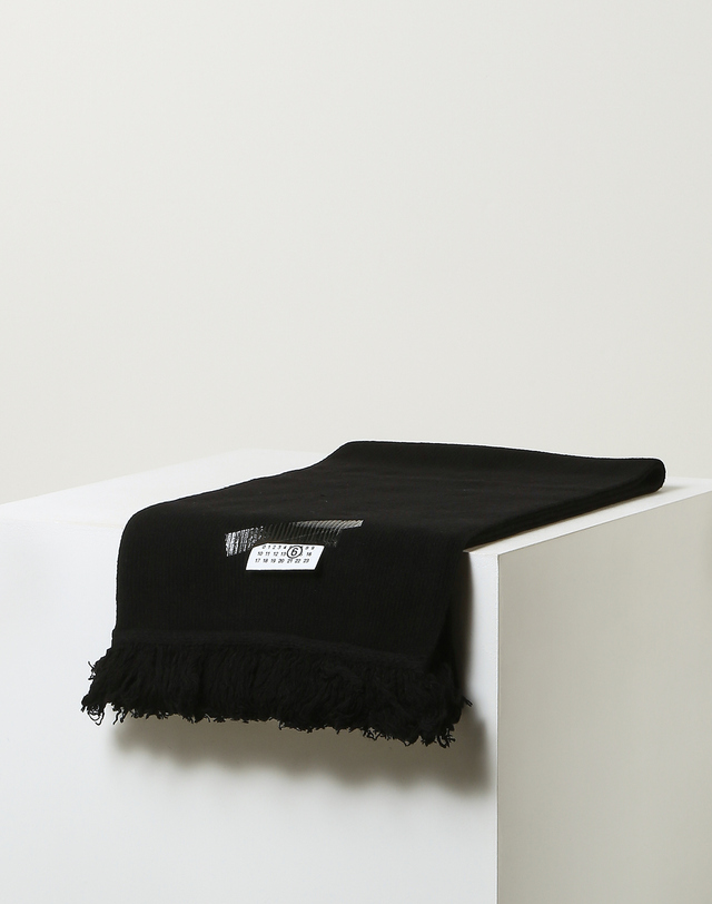 라움 여성 [MM6 MAISON MARGIELA] 블랙 로고장식 울캐시미어혼방 머플러 착용컷