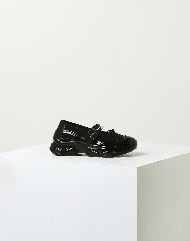 라움 여성 [Simone Rocha] 블랙 비즈장식 가죽 스니커즈 착용컷