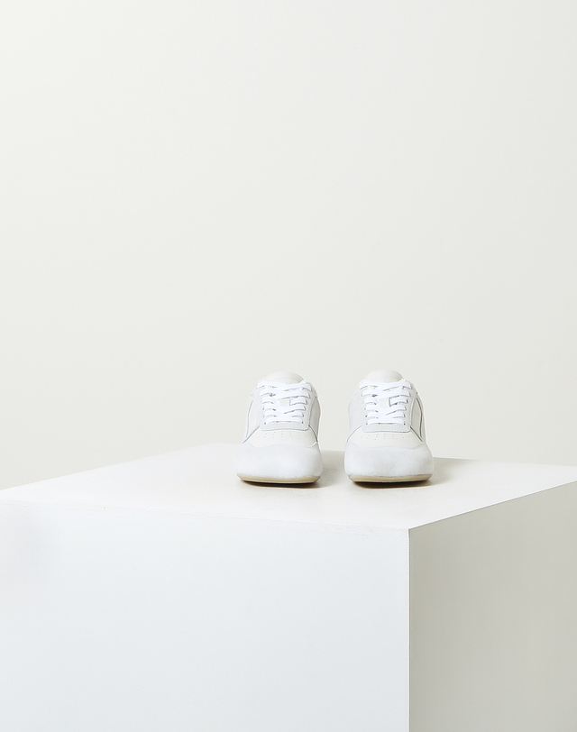 라움 여성 [MM6 MAISON MARGIELA] 화이트 로고장식 소가죽 운동화 흰색 착용컷
