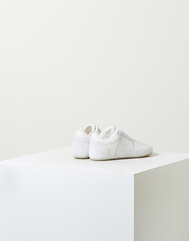 라움 여성 [MM6 MAISON MARGIELA] 화이트 로고장식 소가죽 운동화 흰색 착용컷