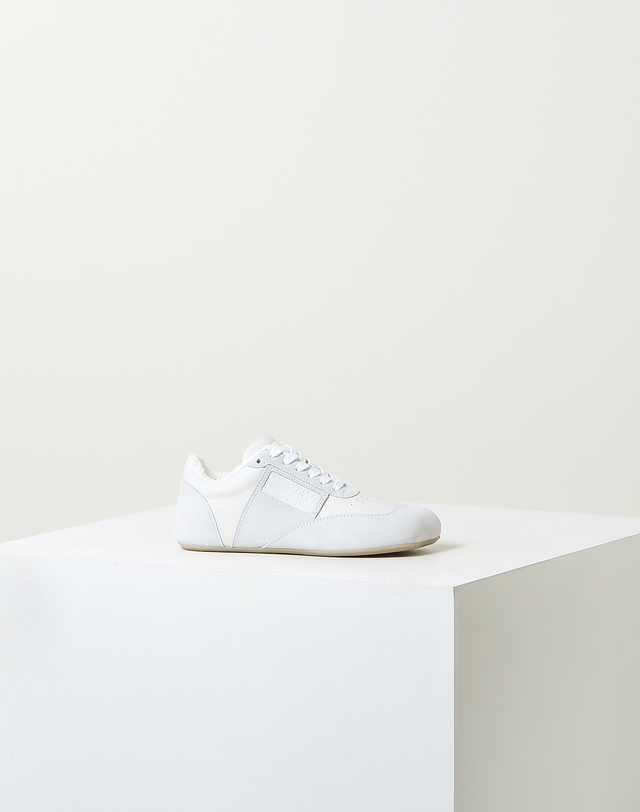 라움 여성 [MM6 MAISON MARGIELA] 화이트 로고장식 소가죽 운동화 흰색 착용컷