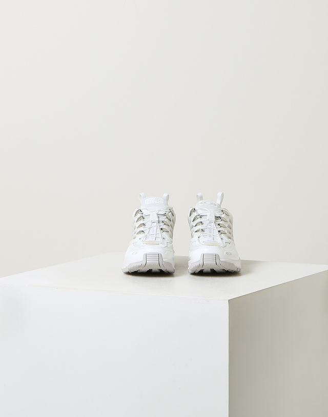 라움 여성 [MM6 MAISON MARGIELA] 화이트 로고프린트 스니커즈 흰색 착용컷