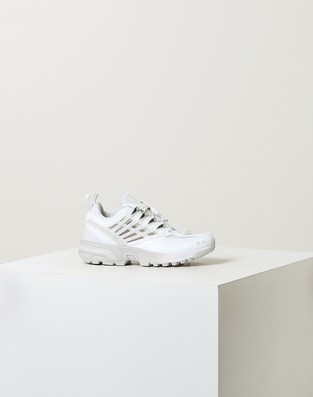 라움 여성 [MM6 MAISON MARGIELA] 화이트 로고프린트 스니커즈 흰색 착용컷