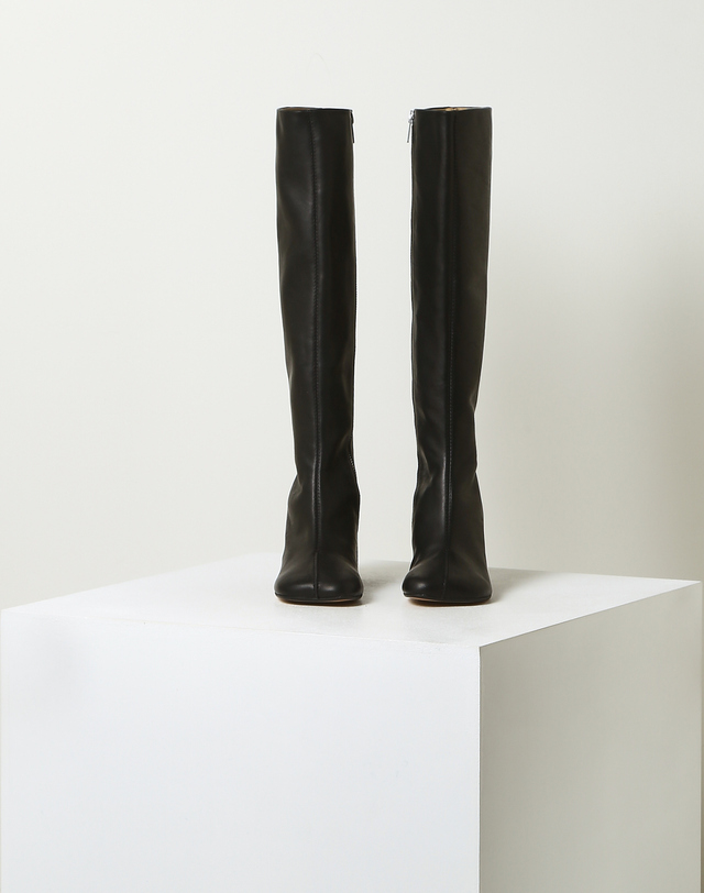 라움 여성 [MM6 MAISON MARGIELA] 블랙 단색 소가죽 롱부츠 착용컷