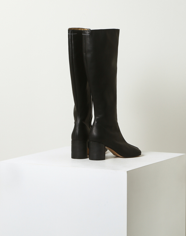 라움 여성 [MM6 MAISON MARGIELA] 블랙 단색 소가죽 롱부츠 착용컷