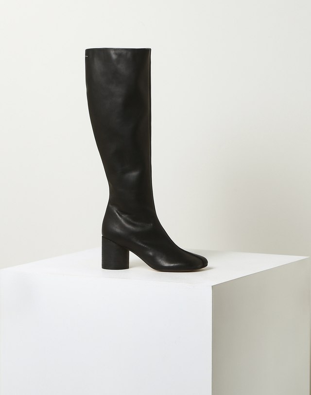 라움 여성 [MM6 MAISON MARGIELA] 블랙 단색 소가죽 롱부츠 착용컷