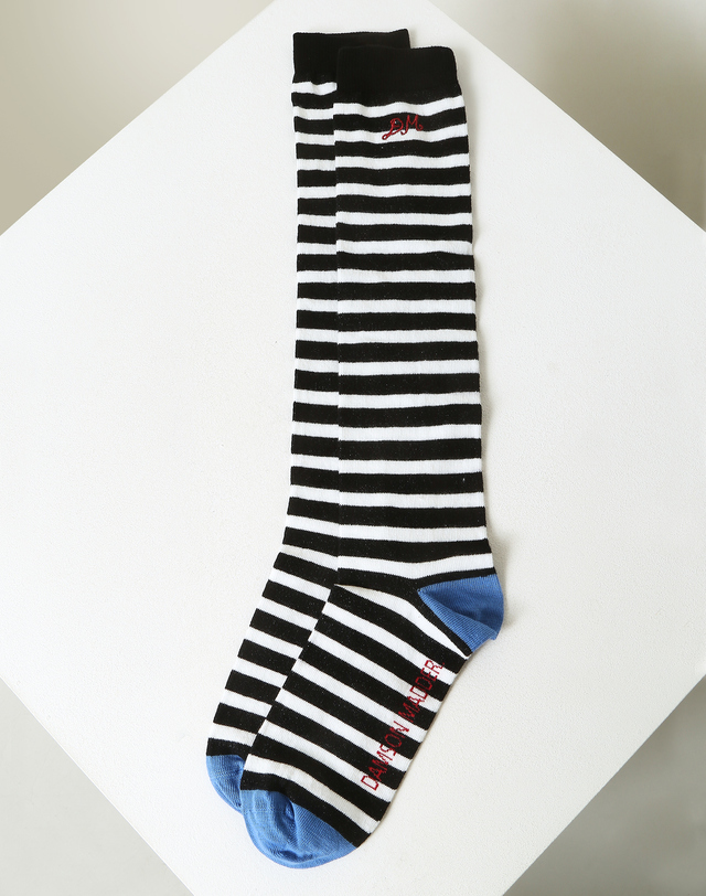 라움 여성 [DOROTHEE SCHUMACHER] 블루 스트라이프 면혼방 니삭스 MULTI COLOR 착용컷