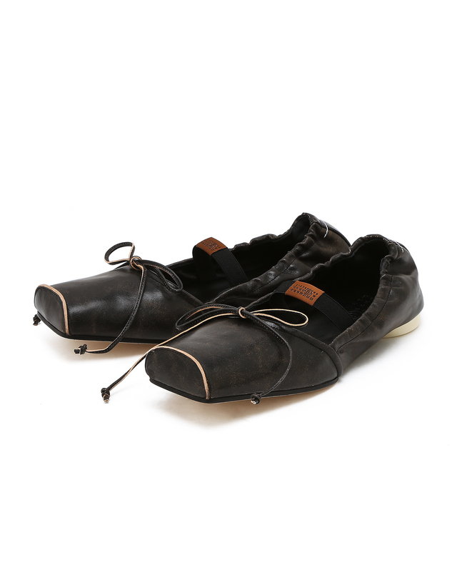 라움 여성 [MM6 MAISON MARGIELA] 블랙 로고장식 플랫슈즈 착용컷