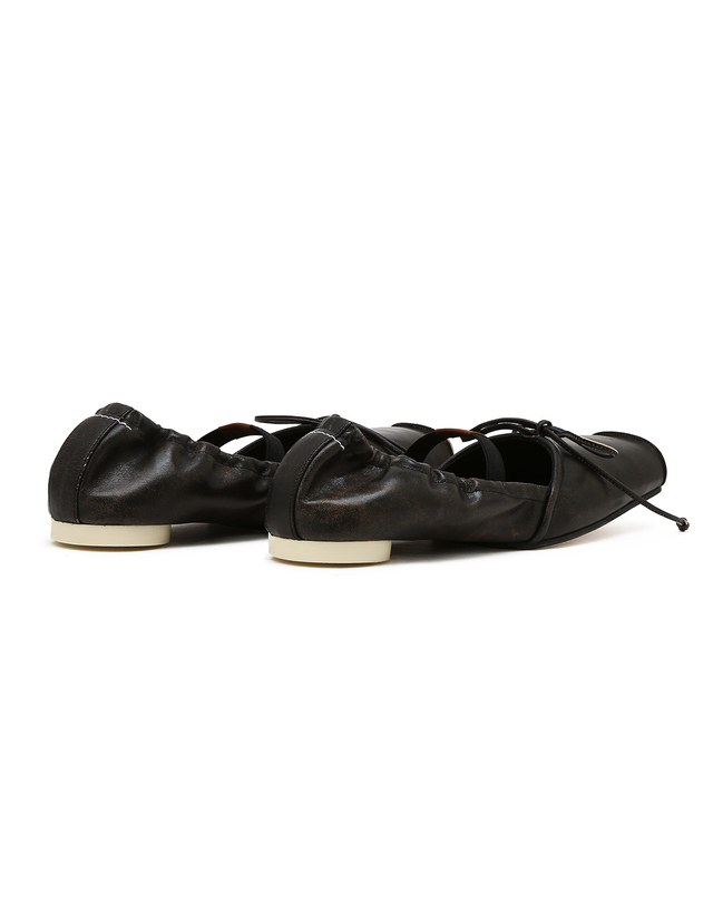 라움 여성 [MM6 MAISON MARGIELA] 블랙 로고장식 플랫슈즈 착용컷
