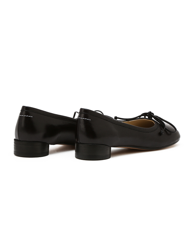 라움 여성 [MM6 MAISON MARGIELA] 블랙 단색 소가죽 플랫슈즈 착용컷
