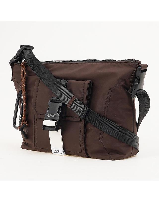 아페쎄 [APC] SS26 남성 트렉 메신저백 PAAGS H61734 CAA 착용컷