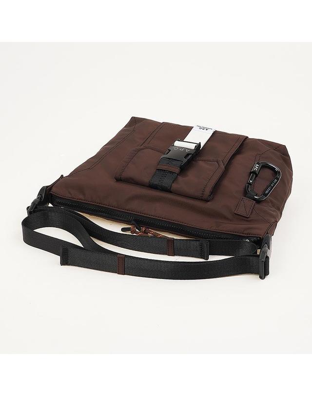 아페쎄 [APC] SS26 남성 트렉 메신저백 PAAGS H61734 CAA 착용컷
