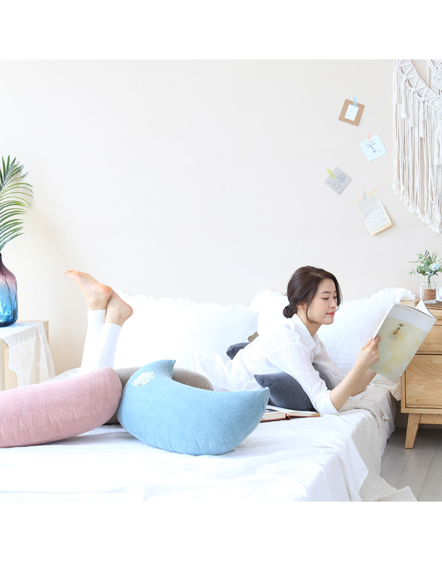 이솔홈 이솔홈 쏘피 순면 반달 쿠션 솜포함 착용컷