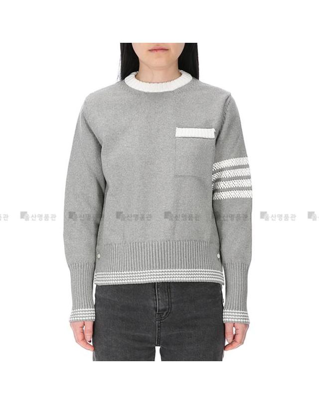 톰브라운 톰브라운 사선완장 FKA453A Y3017 055 4바 포인텔 저지 크루넥 풀오버 니트 착용컷