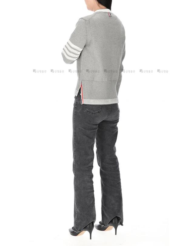톰브라운 톰브라운 사선완장 FKA453A Y3017 055 4바 포인텔 저지 크루넥 풀오버 니트 착용컷