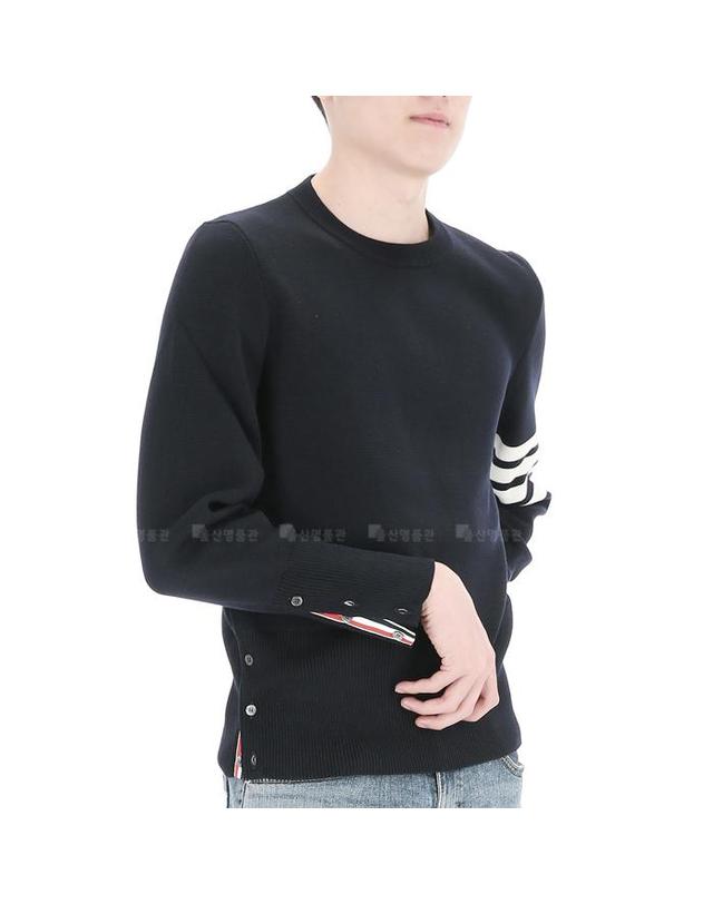 톰브라운 사선완장 MKA189A 00014 415 톰브라운 루프탭 밀라노 스티치 남성 울 니트 스웨터 착용컷