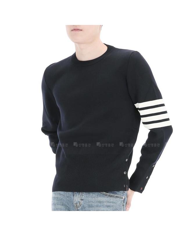 톰브라운 사선완장 MKA189A 00014 415 톰브라운 루프탭 밀라노 스티치 남성 울 니트 스웨터 착용컷