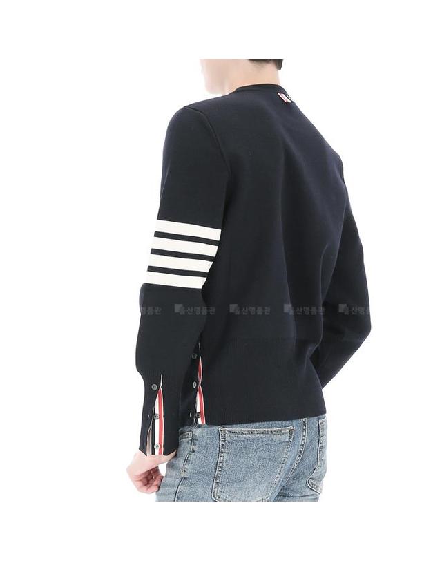 톰브라운 사선완장 MKA189A 00014 415 톰브라운 루프탭 밀라노 스티치 남성 울 니트 스웨터 착용컷